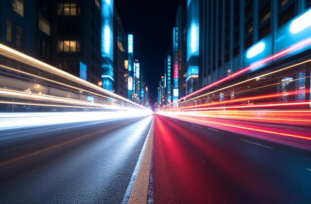 Pantulan bandar raya di kolam air malam, kesan artistik.